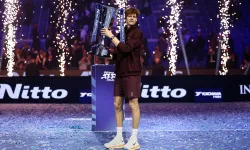 Jannik Sinner'den Torino'da duble! Dünya 1 numarası Alcaraz'ı devirerek ATP Finalleri'nde yine şampiyon