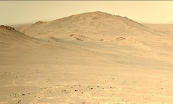 NASA, Mars’ta yeni fotoğraf paylaştı: Kızıl gezegenin sessiz vadileri dikkat çekti