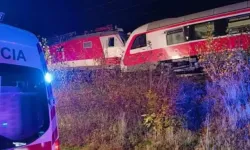 Slovakya’da yolcu trenleri kafa kafaya çarpıştı, çok sayıda yaralı var!
