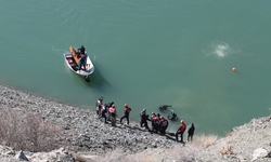 Van’da otomobil baraja uçtu: 2 kişinin cansız bedenine ulaşıldı