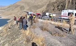 Van’da baraja düşen otomobilde bulunan üç kişinin cansız bedenine ulaşıldı