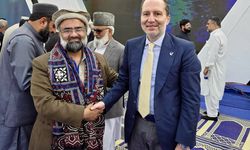 Yeniden Refah Partisi başkanı Fatih Erbakan Pakistan’daki kongrede kalabalığa seslendi