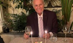 Yeşilçam'ın usta ismi Ediz Hun 85. yaşını ailesi ve dostlarıyla kutladı