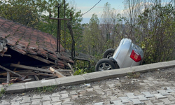 Zonguldak'ta evin çatısına otomobil düştü