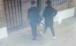 Camideki yardım kutusuna göz diktiler: Önce gözetlediler sonra çaldılar