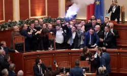 Arnavutluk’ta yolsuzluk kararı Meclis’i savaş alanına çevirdi! Meşaleler yandı, şişeler havada uçuştu