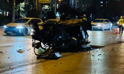 Kontrolden çıkan araç ağaca çarpıp takla attı