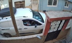 "Temassız teslimat" görüntüleri gündem oldu: Kargoyu aracından inmeden bahçeye fırlattı!