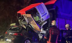 Giresun'da korkunç kaza: Tır, aracı yok etti! 3 ölü