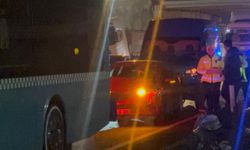 Servisin çarptığı yaya hayatını kaybetti: Kazaya bakmak için duran meraklı sürücüler zincirleme kazaya karıştı!