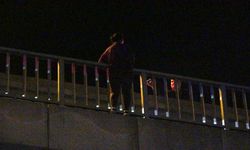 Manavgat'ta köprüdeki kadını polis kurtardı! İzleyenlerden tepki: "Yazıklar olsun, bu kadar adam boşa bekledi"