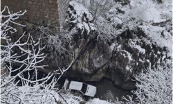 Diyarbakır'da buzlanma kaza getirdi: Araç dereye uçtu!