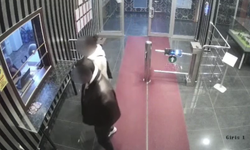 Adama tuzak kurmuşlar! Bir kadın eve davet ettiği kişiyi, sevgilisiyle gasbetti