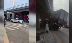 Ankara’da konteyner yüklü vinç köprünün altında böyle sıkıştı!