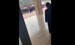 Okul müdürü öğrenciyi yakasından tutup savurdu!