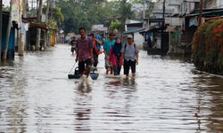 Endonezya’daki sel ve toprak kaymalarında can kaybı bini geçti