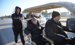 Engelli aracı yolda kaldı, gençler kilometrelerce itti