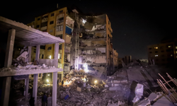 Gazze'de, İsrail saldırıları sonucunda hasar alan bina çöktü!