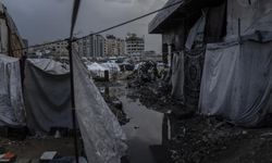 Gazze'de çadırlar yağış ve rüzgarla sular altında kaldı...