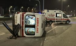 Görev başında kaza! Ambulans devrildi, sağlıkçılar yaralandı