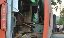 Hindistan’da feci kaza! Kamyon çarptı, yolcu otobüsü alevlere teslim oldu