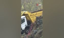 Sağanak bir geldi pir geldi: Araçlar dereye yuvarlandı!