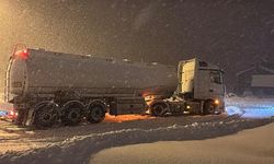 Bolu’da kar alarmı: Tır şarampole kaydı!