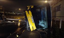 Çekmeköy’de özel halk otobüsü devrildi: Yol bir süre trafiğe kapandı