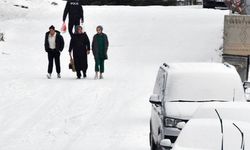 Kars’ta yoğun kar ve tipi 41 köy yolunu ulaşıma kapattı