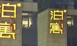 Karısını aldatırken basıldı! Otelin tabelasında asılı kaldı