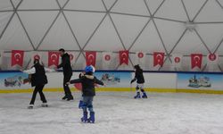 Keçiören’de Ahmet Çalık Buz Pateni Pisti vatandaşlardan büyük ilgi görüyor