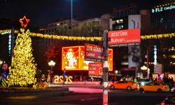Yeni yıla sokakta girmek isteyenler için: Kızılay Meydanı'nda yılbaşı ışıltısı