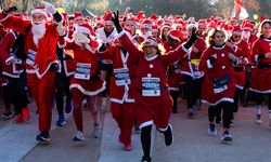 Milano’da “Noel Baba” kostümlü koşu