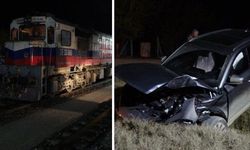 Malatya'da feci kaza! Yük treni hemzemin geçitte otomobile çarptı: 5 yaralı