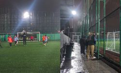 Minikler yağmur çamur demeden futbol aşkıyla mücadele ediyor