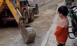 Oyuncak kamyona hafriyat molası: Belediye operatöründen minik Mustafa’ya sürpriz