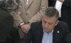 Özgür Özel, “22 Metrekare Gökyüzü” kitabının imza gününe katıldı