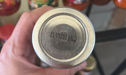 Tarihi geçmiş ürünlere etiket basarken yakalandılar!