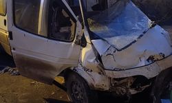 Servis minibüsü ile otomobil çarpıştı: 1 ölü, 10 yaralı