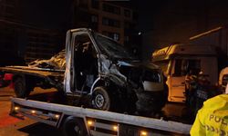 Sultanbeyli'de alkollü sürücü tıra çarptı! Kamyonet tıra saplandı: 4 kişi yaralandı