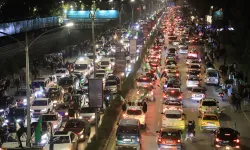 Şam'da binlerce insan sokaklara döküldü