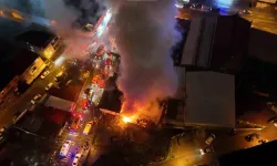 Ümraniye’de kereste deposunda çıkan yangın paniğe neden oldu