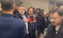 Mehmet Akif Ersoy’un da aralarında olduğu şüphelilerden biri gazeteciye saldırdı!