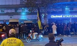 Fenerbahçe taraftarları Saran için Şükrü Saracoğlu’nda toplandı: "Başkan yanındayız!"