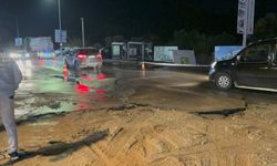 Su hattı patladı, yol çöktü!