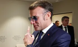 Macron'un Davos'taki 'aynalı gözlüğü' gündem oldu