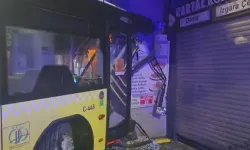 İstanbul'da İETT otobüsü binaya çarptı!