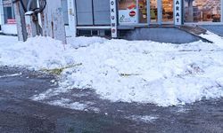 Feci ölüm kamerada: Çatıdan düşen kar ve buz kütlesinin altında kalan 21 yaşındaki kadın öldü!