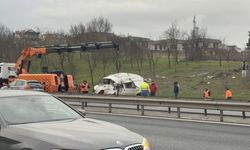 Büyükçekmece TEM Otoyolu’nda iki araç takla attı!