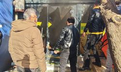 İş yerini ateşe verip kendini içeri kilitledi: Elinde baltayla eylem yaptı!